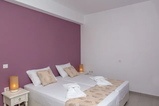 فيلا بسرير كوين وسريرين منفصلين بإطلالة على البحر بغرفتي نوم مع أريكة بمسبح خاص، Sun and Moon Villas and Suites 1/6