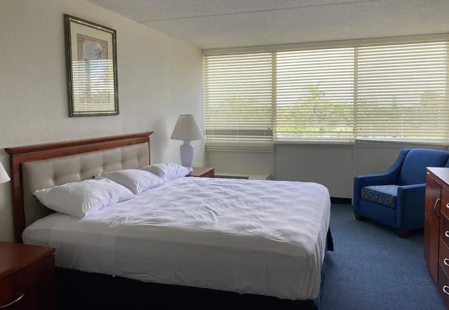 غرفة بسرير كينج بشرفة، Miami Gardens Inn and Suites 1/3