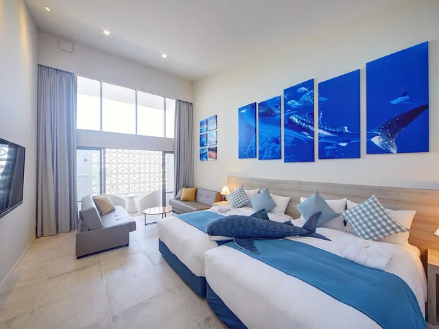 غرفة سوبيريور بسريرين مزدوجين بشرفة مع أريكة في الملحق، Royal View Hotel Churaumi 1/1