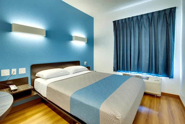1 Queen Bed - Mobil Acces Tub Nsmk Minifridg، Motel6 Poplar Bluff, MO 3/10