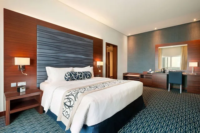 غرفة بزنس بسرير كينج، Ramada Resort by Wyndham Manama Seef 6/10