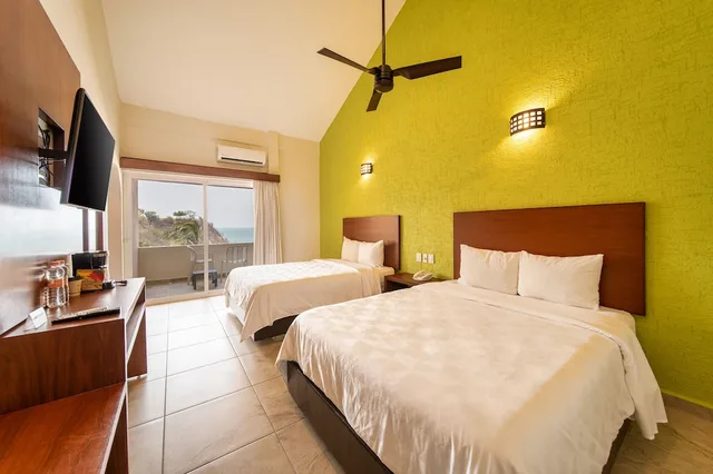 غرفة قياسية بسريرين كوين بإطلالة على البحر، Villas Coral Huatulco 1/3