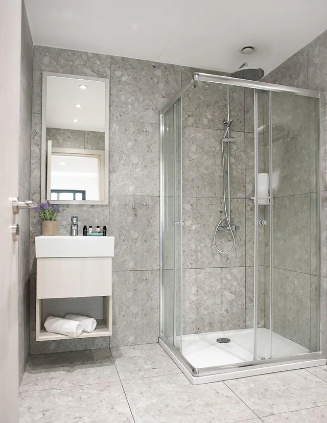 غرفة قياسية بسرير كوين لذوي الإعاقة، Roseum Boutique Hotel 8/9