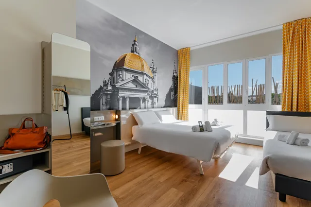 غرفة قياسية ثلاثية بسرير كوين وسرير فردي بشرفة، B B Hotel Roma Pietralata 1/4