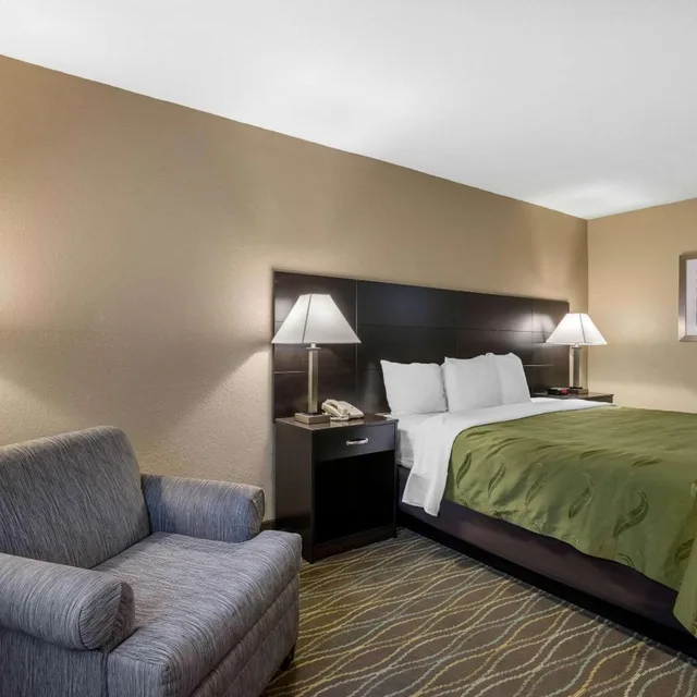 Room, King Bed, Queen Bed, Quality Inn & Suites Des Moines - Merle Hay Road 2/4