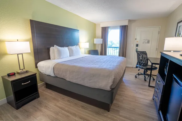 غرفة بسرير كوين، Quality Inn Palm Beach International Airport 3/7