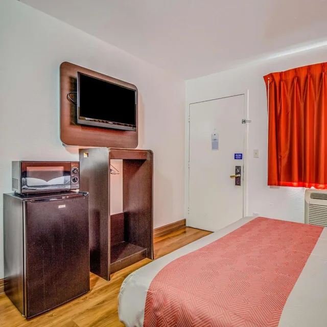 غرفة بسرير كوين للمدخنين، Motel6 Conroe, TX 4/10