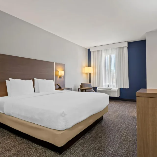 غرفة بسرير كينج بحوض استحمام لذوي الإعاقة، Spark by Hilton Catoosa Tulsa 2/10