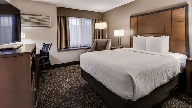 غرفة بسرير كوين، Best Western Plus Spokane North 1/3