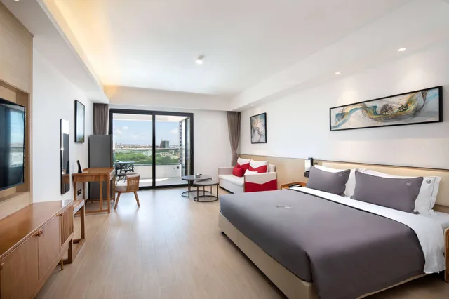 Deluxe, King Bed, Ramada Encore by Wyndham Jiusuo Downtown 1/1
