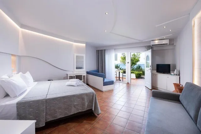 غرفة عائلية بسرير مزدوج بإطلالة على البحر مع أريكة، Alexandros Palace Hotel and Suites 2/9