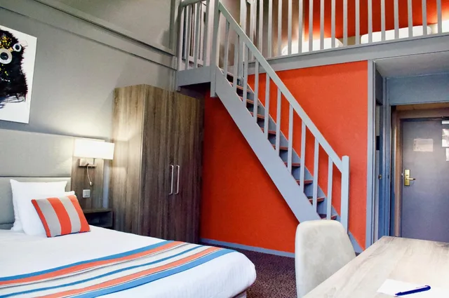 غرفة رباعية بسرير مزدوج وسريرين منفصلين، KYRIAD PRESTIGE BORDEAUX OUEST - MERIGNAC 5/8