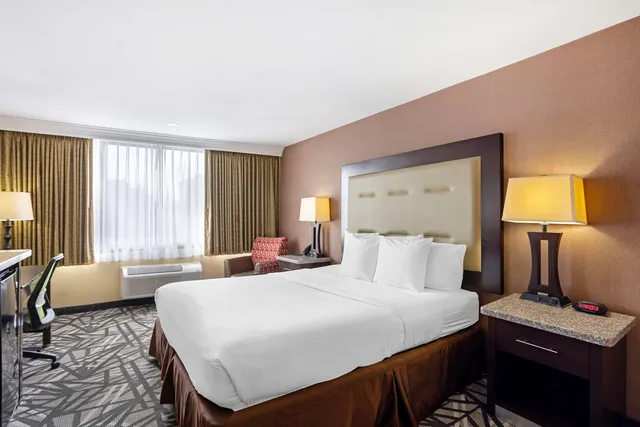 غرفة بسرير كينج بحوض استحمام لذوي الإعاقة، Best Western Atlantic City Hotel 1/4