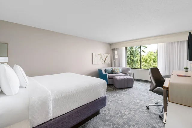 غرفة بسرير كينج بشرفة مع أريكة، Courtyard Dallas Lewisville 2/4