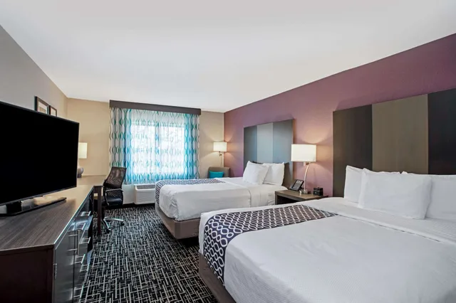 غرفة بسريرين كوين لذوي الإعاقة، La Quinta Inn & Suites by Wyndham Fayetteville 1/3