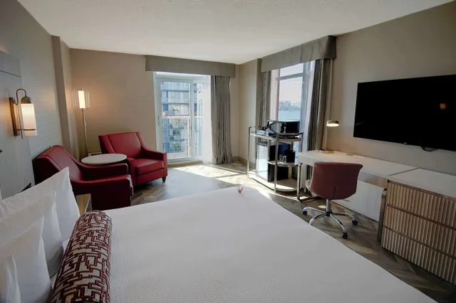 Coast, King Bed, Coast Victoria Hotel Marina By Apa 4/8