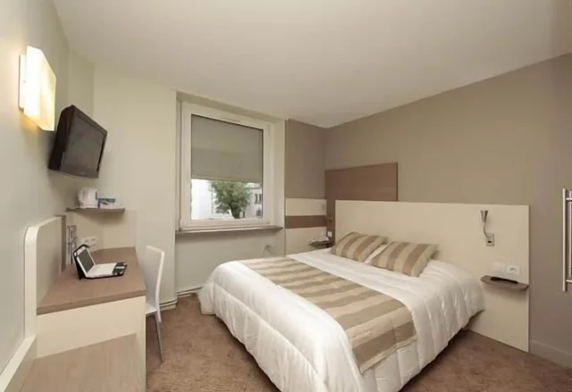 Standard, 1 Queen and 1 Double Bed, Queen Bed, Campanile Epinal Centre - Gare 4/10