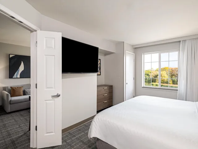 جناح بإطلالة على النهر بغرفتي نوم بمطبخ، STAYBRIDGE SUITES ROCHESTER - UNIVERSITY 1/4