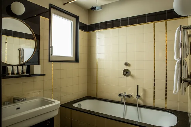 غرفة ديلوكس بسرير كينج، Hotel du Rond-Point des Champs-Elysees 2/2