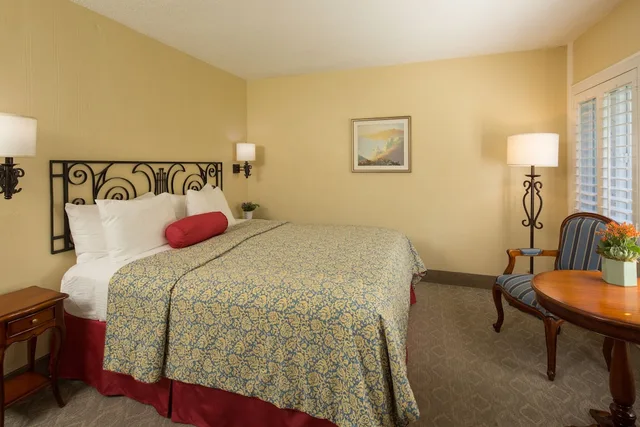 غرفة قياسية بسرير كينج، The Normandy Inn 3/9