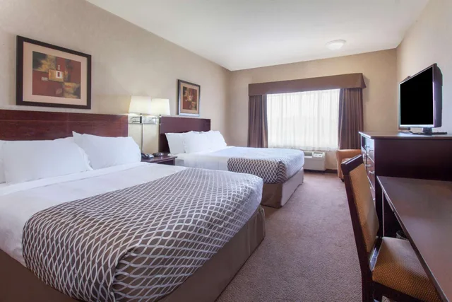 غرفة بسرير كينج وسريرين كينج، Ramada By Wyndham Camrose 2/4
