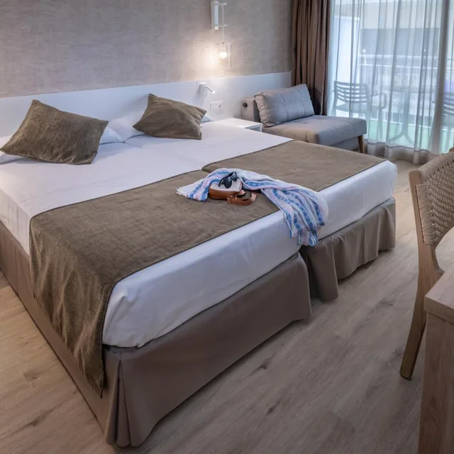 غرفة بسريرين منفصلين بشرفة، GHT Costa Brava & Spa 2/10