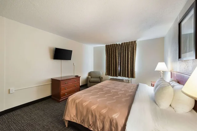 غرفة مفردة بسرير كينج لذوي الإعاقة، Quality Inn Bradley- Bourbonnais 1/3