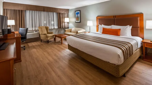 غرفة قياسية كبيرة بسرير كوين بمطبخ صغير، Best Western Plus Ottawa City Centre 1/4