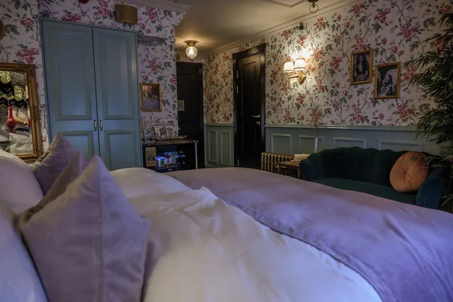 Room, Large, Charmante Skostredet Hotel 2/5