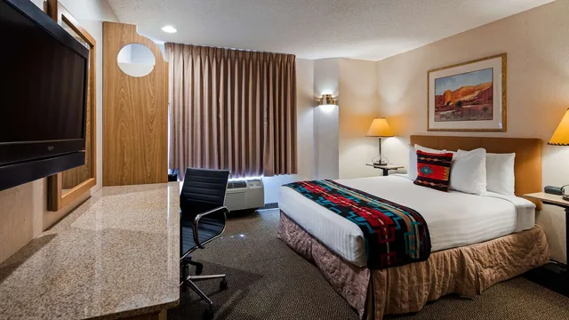 غرفة بسرير كوين لذوي الإعاقة، Inn at Santa Fe, SureStay Collection by Best Western 2/3