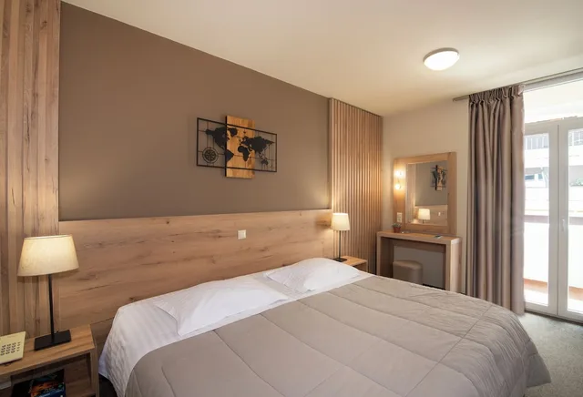 شقة عائلية بسرير كينج وسريرين منفصلين بإطلالة على البحر بغرفتي نوم، Marina Alimos Hotel Apartments 1/4