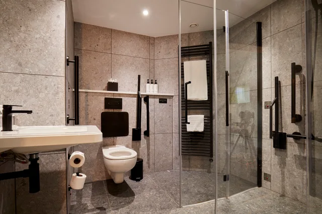 غرفة قياسية بسرير كوين لذوي الإعاقة، voco Leicester, an IHG Hotel 3/3