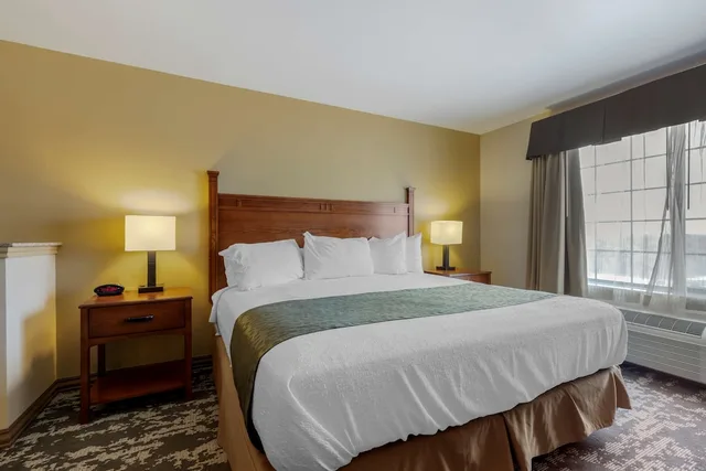 غرفة قياسية بسرير كينج بحوض جاكوزي، Best Western Plus Red River Inn 1/1