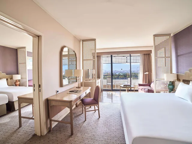 غرفة متصلة بسريرين منفصلين وسرير كينج بإطلالة على البحر، Rixos Downtown Antalya 8/19