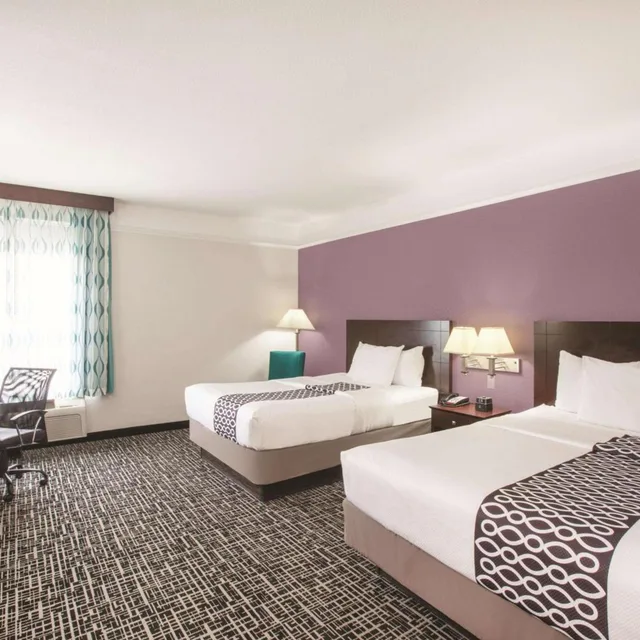 غرفة بسريرين كوين بحوض استحمام لذوي الإعاقة، La Quinta Inn And Suites By Wyndham Mansfield Tx 1/3
