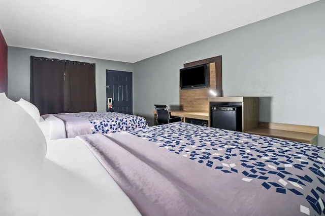 Room, 2 Queen Beds, Smoking, Econo Lodge Kennett 2/3
