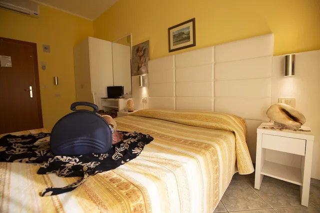 غرفة عائلية رباعية بسرير مزدوج وسرير فردي مع أريكة، Hotel Gloria 7/9