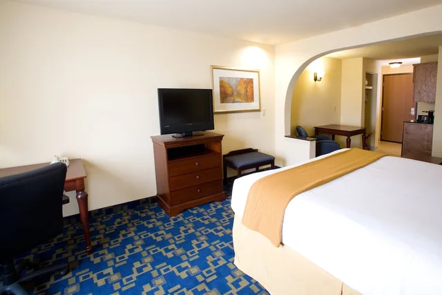 غرفة قياسية بسرير كوين، Holiday Inn Express Hotel And Suites Jourdanton Pleasanton 1/2