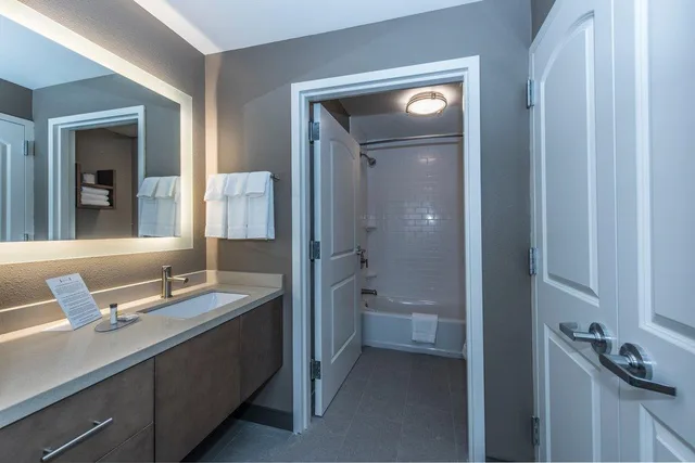 استوديو بسرير كينج مع أريكة لذوي الإعاقة، STAYBRIDGE SUITES CHARLESTON - MOUNT PLEASANT 1/1