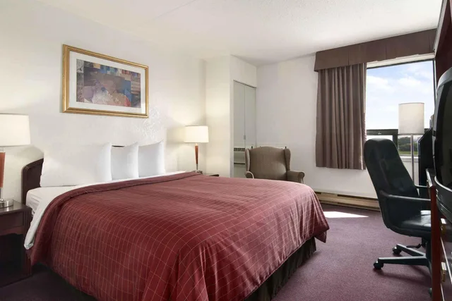 غرفة ديلوكس بسرير كوين، Travelodge by Wyndham Edmonton West 3/4