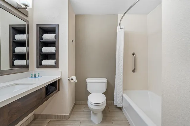 جناح بسرير كينج مع أريكة، Best Western Valencia/Six Flags Inn & Suites 4/5