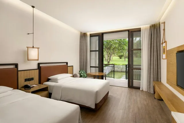 Courtyard, Guest Room, 2 Double Beds, Garden View, Balcony، Marriott Yalong Bay 1/2