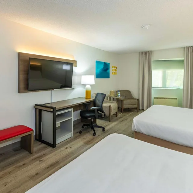 غرفة بزنس بسرير كينج وسريرين كوين، Comfort Inn Mont Laurier, QC 1/2