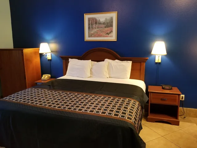 2 Rooms, Business, Suite, King Bed, Pool Side، Texas Inn and Suites - Rio Grande Valley 6/10