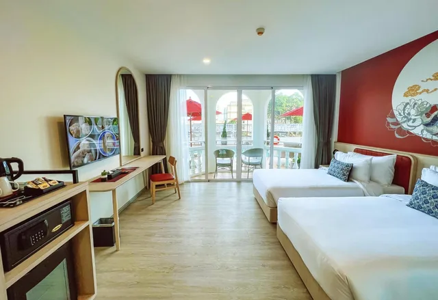 غرفة بسريرين منفصلين بشرفة، Hotel Midtown Ratsada 1/4