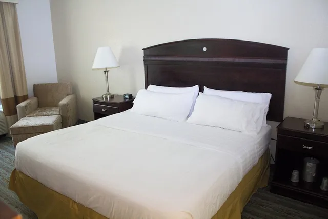غرفة قياسية بسرير كينج لذوي الإعاقة، HOLIDAY INN EXPRESS WEST JEFFERSON 1/2