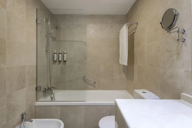 Standard, King Bed, Street View، Ac Hotel Victoria Suites 7/7
