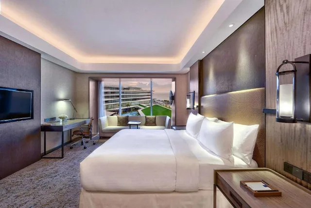 Deluxe, King Bed, Partial Bay View, Pool View، Conrad Manila 1/1