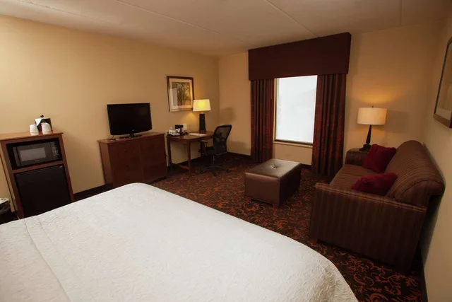 Study, King Bed, Sofa، Hampton Inn Elmira Horseheads Ny 2/4