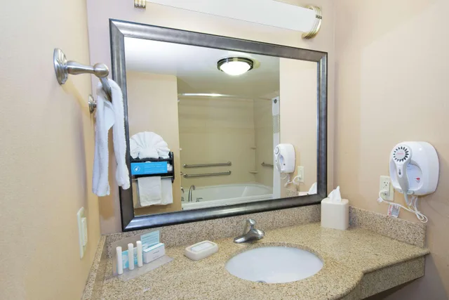 استوديو بسرير كينج مع أريكة بجاكوزي لذوي الإعاقة، Hampton Inn And Suites Scottsboro 4/4